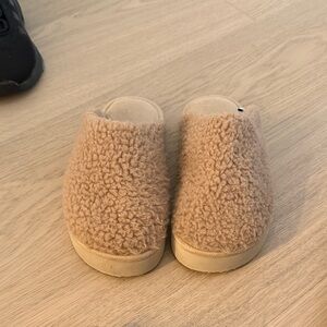 Abercrombie & Fitch Kids Tan Slippers